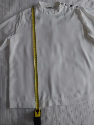 Blusa Stradivarius fluida cierre en cuello.