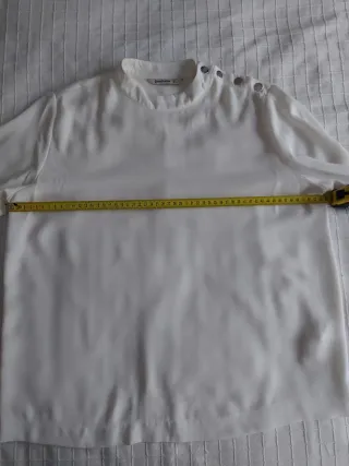 Blusa Stradivarius fluida cierre en cuello.
