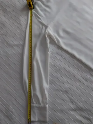 Blusa Stradivarius fluida cierre en cuello.