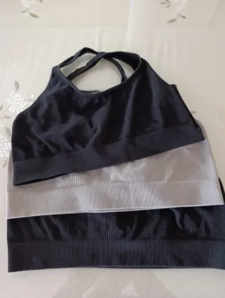 Sujetadores deportivos negros y grises