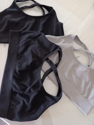 Sujetadores deportivos negros y grises