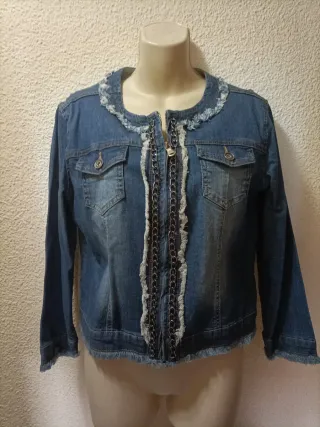 Cazadora vaquera con cadenas