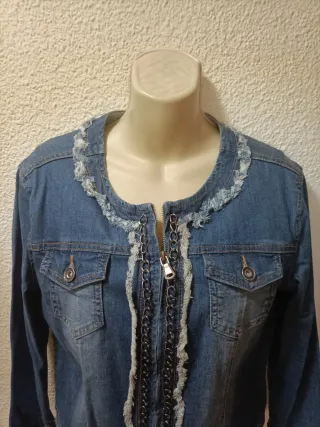 Cazadora vaquera con cadenas