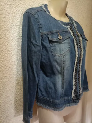 Cazadora vaquera con cadenas