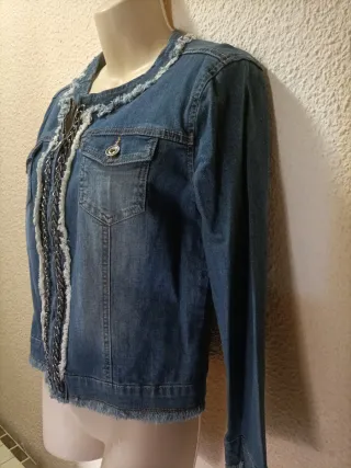 Cazadora vaquera con cadenas