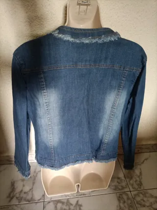 Cazadora vaquera con cadenas