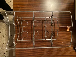 Botellero metálico con asa de madera