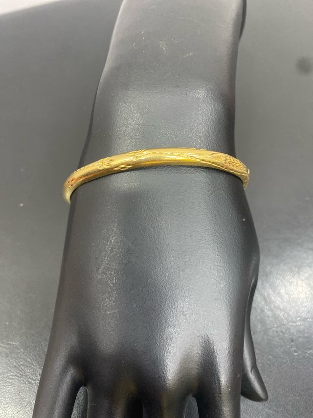 Pulsera rígida oro 18k labrada cierre