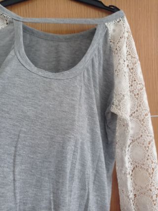 Camiseta gris con mangas de encaje