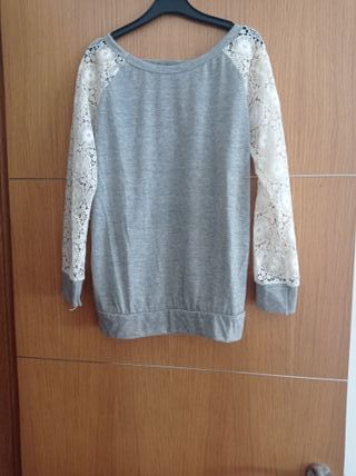 Camiseta gris con mangas de encaje