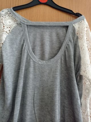 Camiseta gris con mangas de encaje