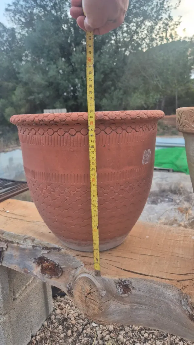 Maceta de barro decorada