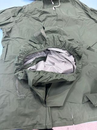 Chaqueta y pantalón impermeable