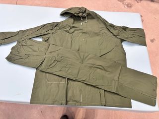 Chaqueta y pantalón impermeable