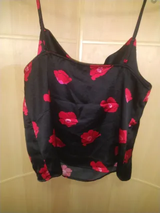 Camiseta tirantes Kiabi flores rojas