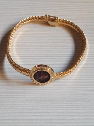 Pulsera dorada con moneda y piedrecitas