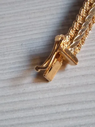 Pulsera dorada con moneda y piedrecitas