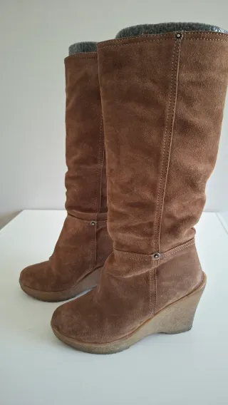 Botas de ante toupe con cuña
