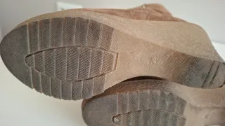 Botas de ante toupe con cuña