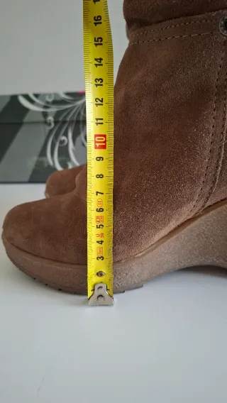Botas de ante toupe con cuña