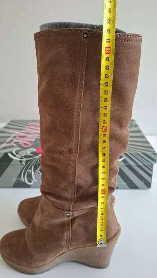 Botas de ante toupe con cuña