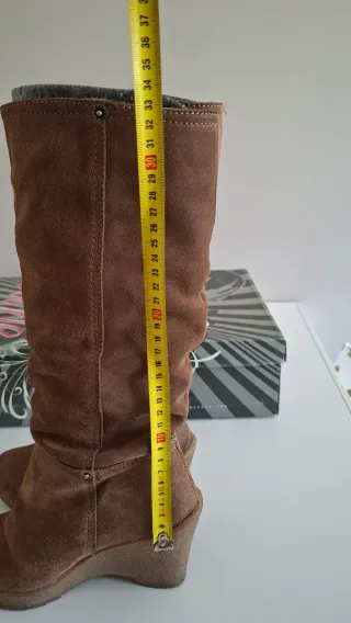 Botas de ante toupe con cuña