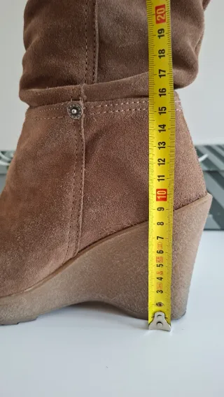 Botas de ante toupe con cuña