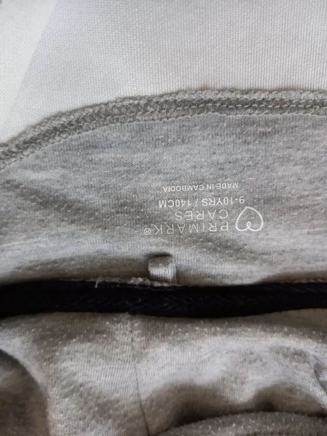 Sudadera gris con capucha para niño/a