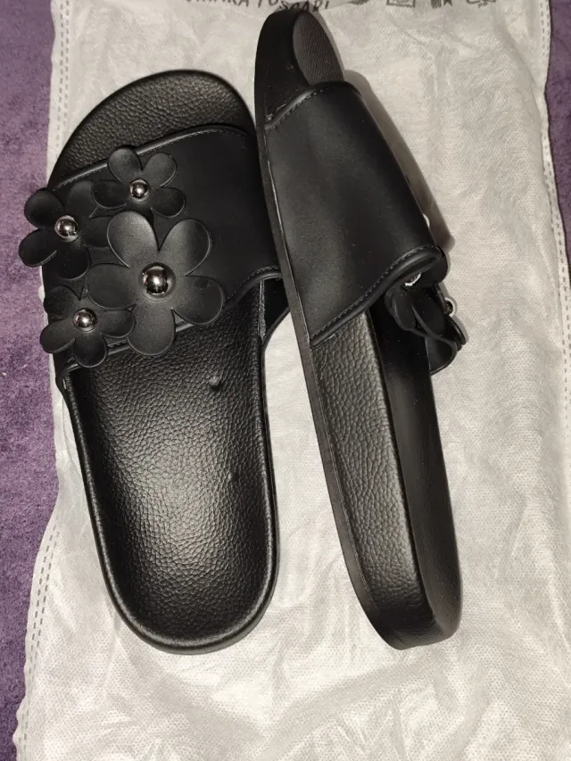 Zapatillas negras con flores