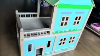 Preciosa casa de muñecas de madera