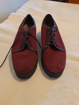 Zapatos mujer de ante burdeos y negro. Número 38.