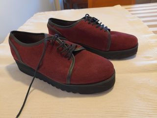 Zapatos mujer de ante burdeos y negro. Número 38.