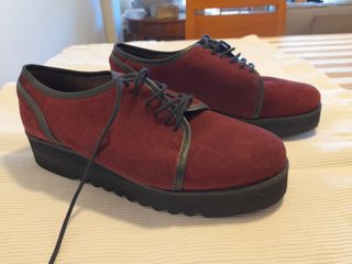 Zapatos mujer de ante burdeos y negro. Número 38.