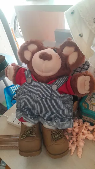 Orsacchiotto peluche con salopette e scarpe