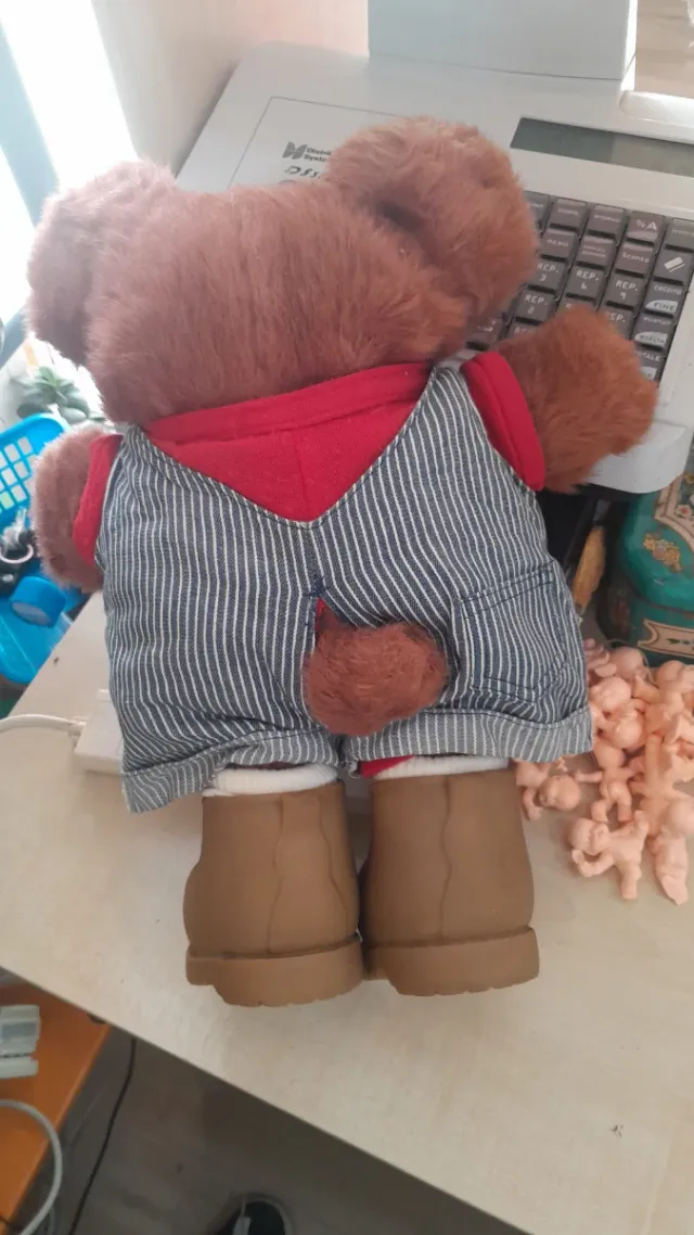 Orsacchiotto peluche con salopette e scarpe