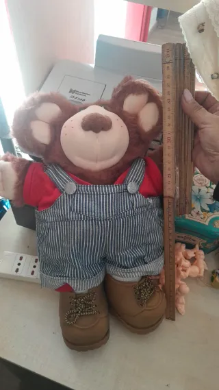 Orsacchiotto peluche con salopette e scarpe