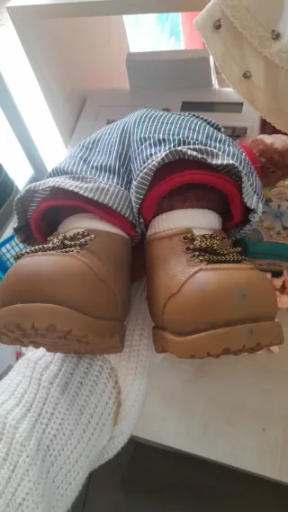 Orsacchiotto peluche con salopette e scarpe