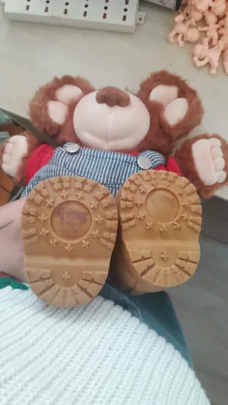 Orsacchiotto peluche con salopette e scarpe