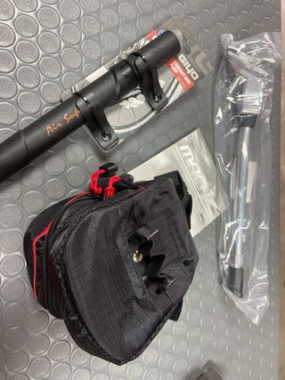 Bomba, patilla y bolso para bicicleta