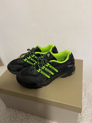 Deportivos Adidas Negros y Verde Neón