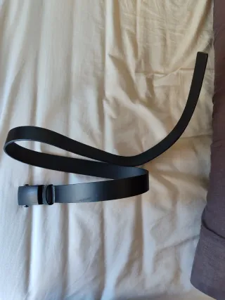 Cinturón negro con hebilla metálica