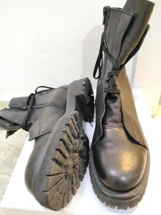 Anfibi neri in vera pelle di capretto, morbissimi.