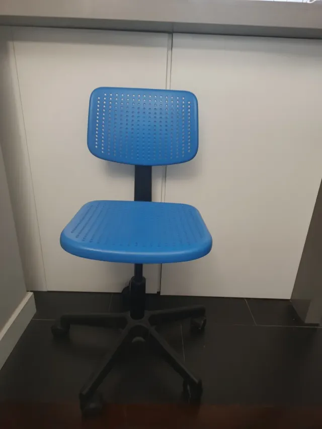 Silla de escritorio azul y negra