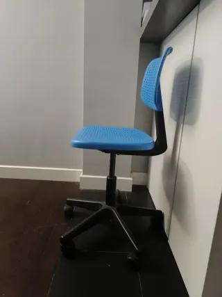 Silla de escritorio azul y negra