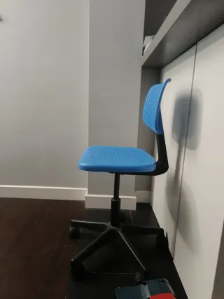 Silla de escritorio azul y negra