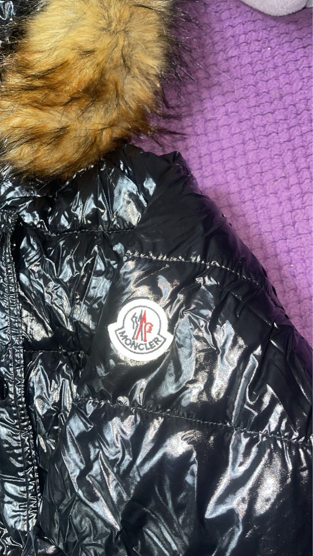 Chaqueta Moncler Negra con Capucha de Pelo