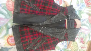 Chaleco de cuero con tachuelas