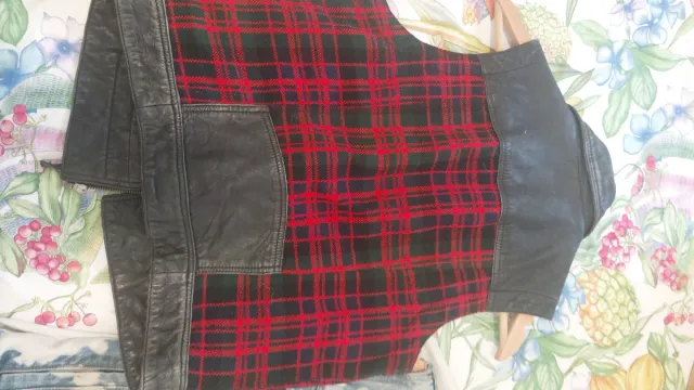 Chaleco de cuero con tachuelas