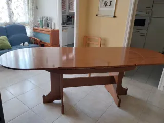Mesa de comedor ovalada de madera