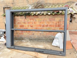 Ventana de aluminio negra